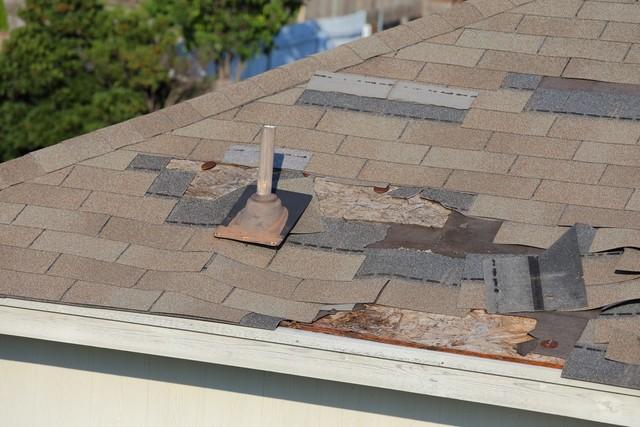 alt="10 Serious Warning Signs Your Roof Isn\'t Safe - Image 1"